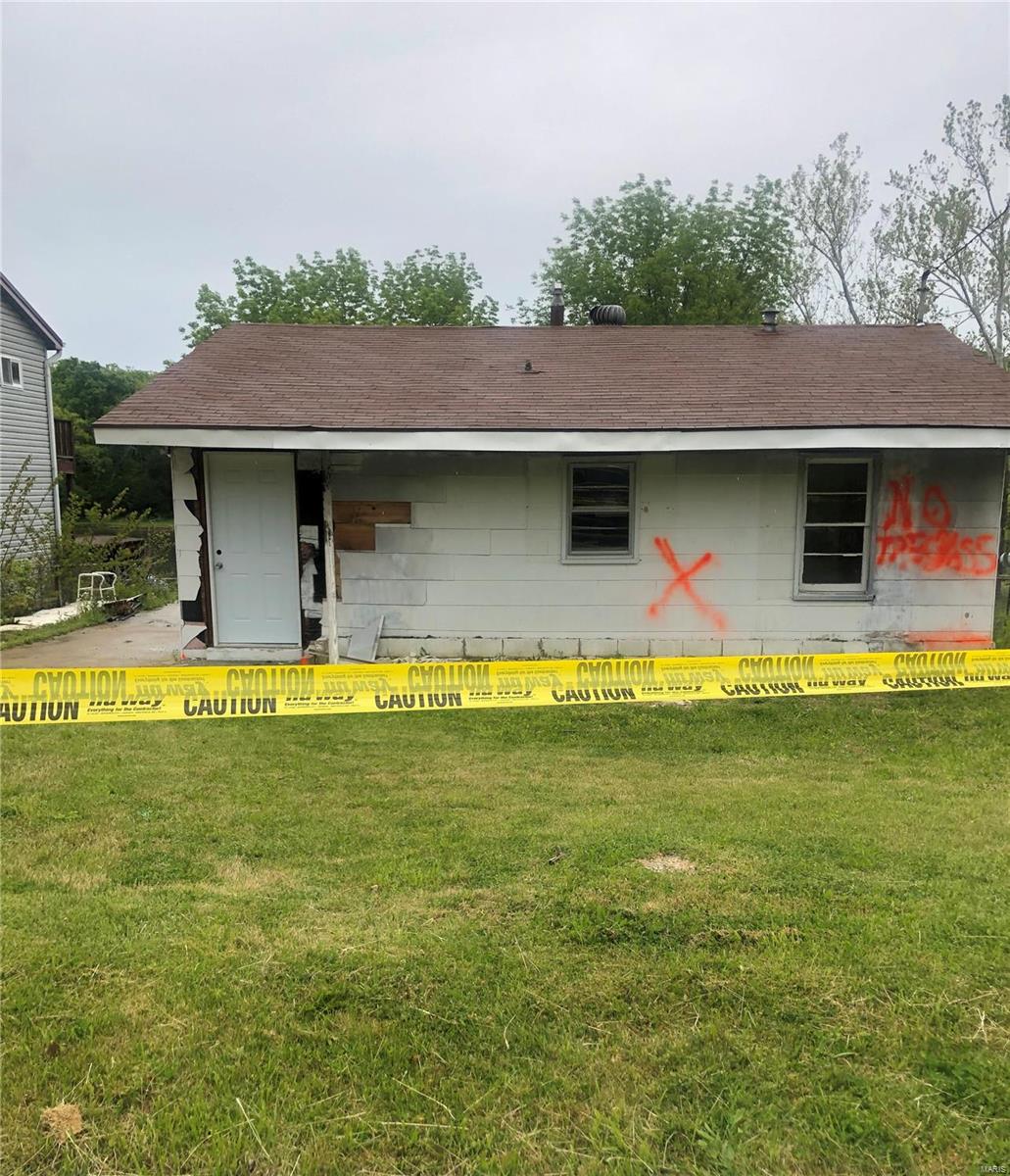 Investors dream!  Great opportunity to own lake property in a gated community.  Home backs to lake with dock.  Great for the person who enjoys fishing and boating.  Seller is selling "AS IS" and will make no repairs. Inspections are for buyer's information only.