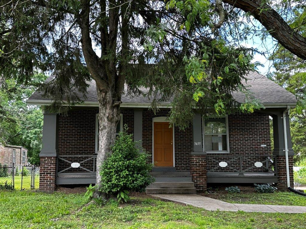 This charming brick 3 bedroom with a large back yard is ready for you to move in and make your own.  Conveniently located near I-70, restaurants, and shopping.