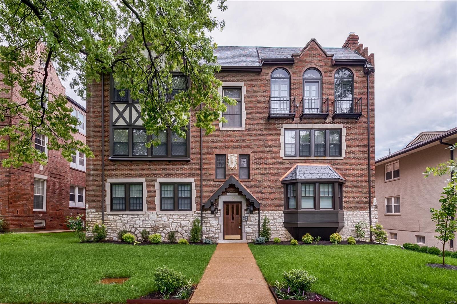 Welcome to the Julian, a quaint, private building of only 6 apartments on one of Clayton's most desirable tree lined streets. This apartment includes over 1,400 square feet of well-planned space filled with luxury finishes & rich architectural detail. Original features like crown molding, arched doorways, gas fireplace, and hardwood floors have been pristinely restored. A gourmet kitchen including stainless appliances, granite countertops, gas cooktop, and a custom tile back-splash suits modern day living. The primary bedroom suite has a bath with separate Jacuzzi tub and walk-in tiled shower. The second bedroom with private bath contains an oversized glass walk-in shower. Additional features include a powder room for guests, in-unit laundry, garage parking & an extra storage space. Walk across the street to start your morning with coffee from Starbucks. This is truly Clayton living at its finest! (PHOTOS ARE OF A DIFFERENT APARTMENT AND MEANT TO REFLECT FINISHES & FLOOR PLAN ONLY) Location: Suburban, Upper Level