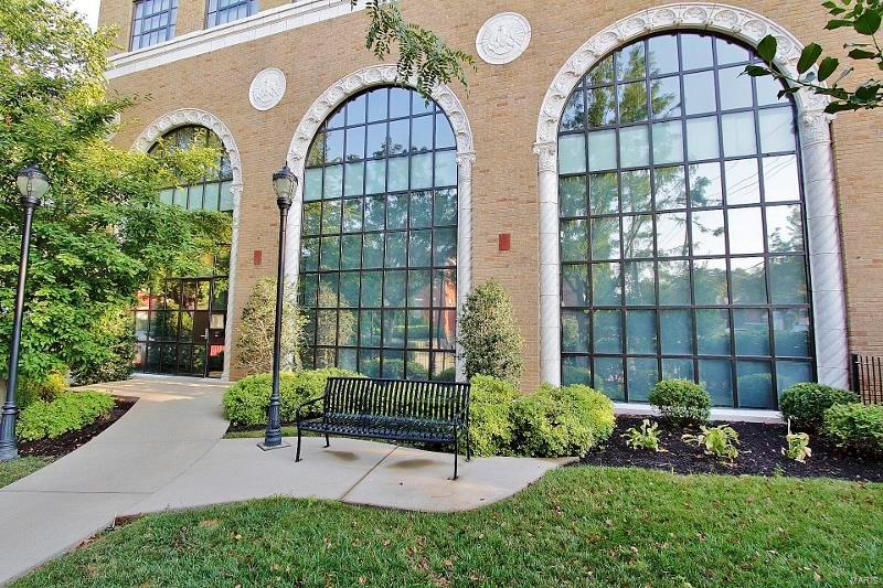 Now, with $26,000 instant equity! Spectacular, lavish, one-of-a-kind! Imagine a place in St. Louis that teleports you to fashion-forward Paris, classy London, or party-central Barcelona, all within your own home! Overlooking The Arch, quiet, gentle light embracing your living space, 5 min. from work and just steps away from the entertainment in CWE. All within a beautiful community that feels more like family than a building. Welcome to The Maison Lofts' penthouse, rarely selling because once you step in, you fall in love and don't want to let go. The epitome of elegance and best penthouse deal in St. Louis! This gorgeous 2600 sq.ft., 2-3BR-2BA, condo w/ 9’ ceilings can accommodate the most discerning tastes. Enjoy a loft-style open FLPL with gourmet kitchen, granite, Bosch/Amana appl., luxurious MBR suite w/ a SPA-like Travertine BA, tons of closets, updated SYS, in-unit laundry & garage. Walk or bike to The Cortex Complex, IKEA, BJC & Children’s hospitals, WashU, SLU, & Forest Park. Some Accessible Features Location: City, Corner Location, End Unit