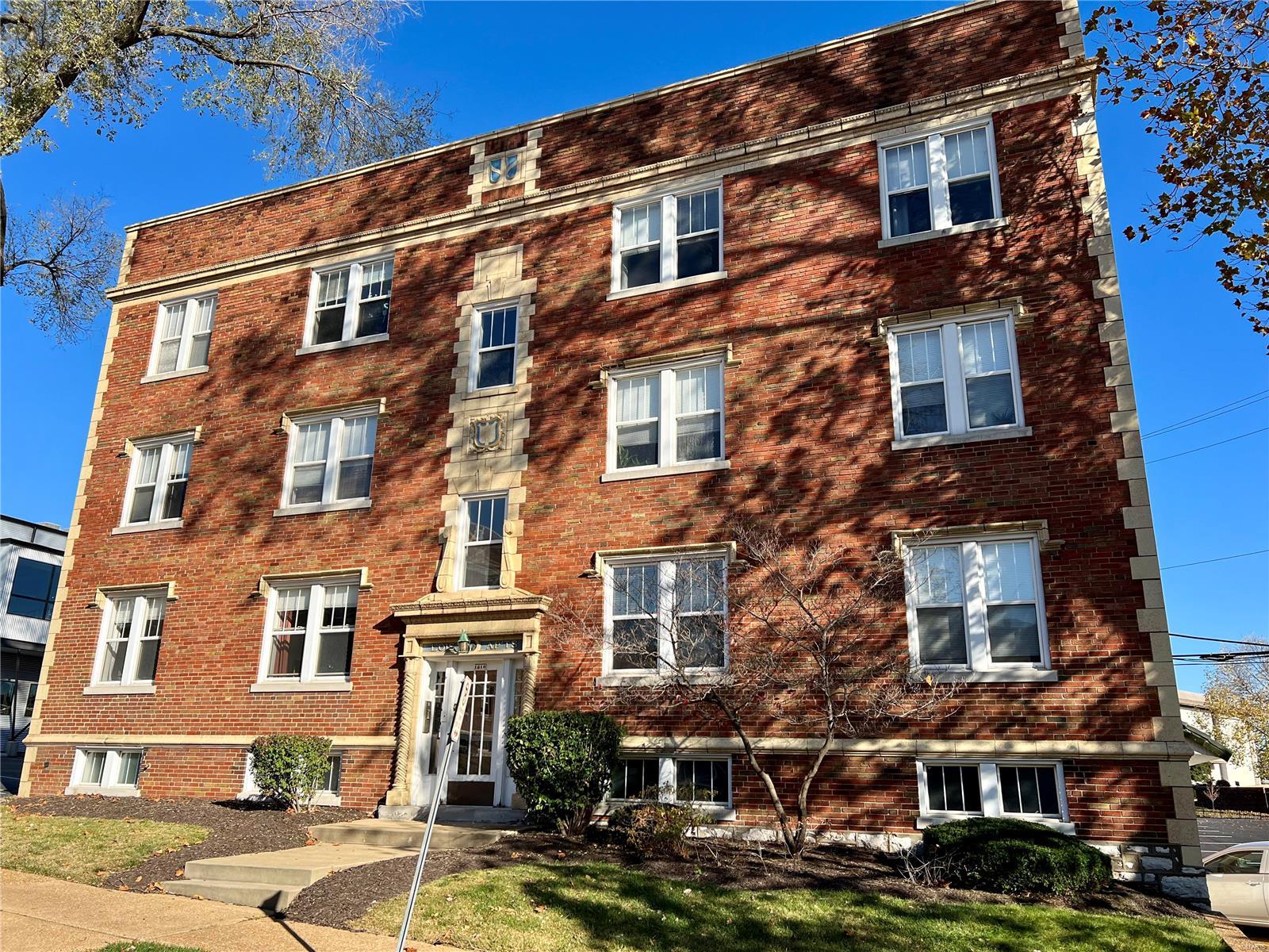Located behind the Hi-Pointe Theatre and just steps from Forest Park, these 1 Bed-1 Bath Apartments are a top choice for students and working professionals. While this location offers immediate access to Highway 64/40, it’s also a walkable, bicycle-friendly neighborhood that offers several bus stops for car-free commute options. Additionally, both Washington University and Fontbonne University are just a walk, bike ride or short jog away. Featuring beautiful hardwood flooring, crown molding, an eat-in kitchen, ceiling fans, and more.