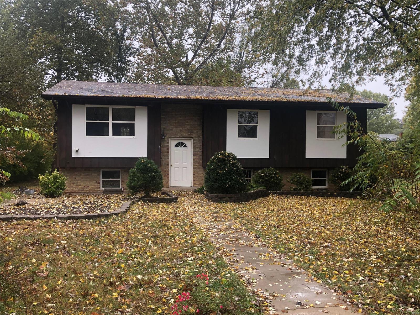 What a DEAL! This home is walking distance from the school! Split foyer home with a great back yard! Updates include...kitchen and bathroom! 610 Edward offers spacious bedrooms, eat in kitchen, full walk out basement, and the perfect deck off the kitchen perfect for entertaining!