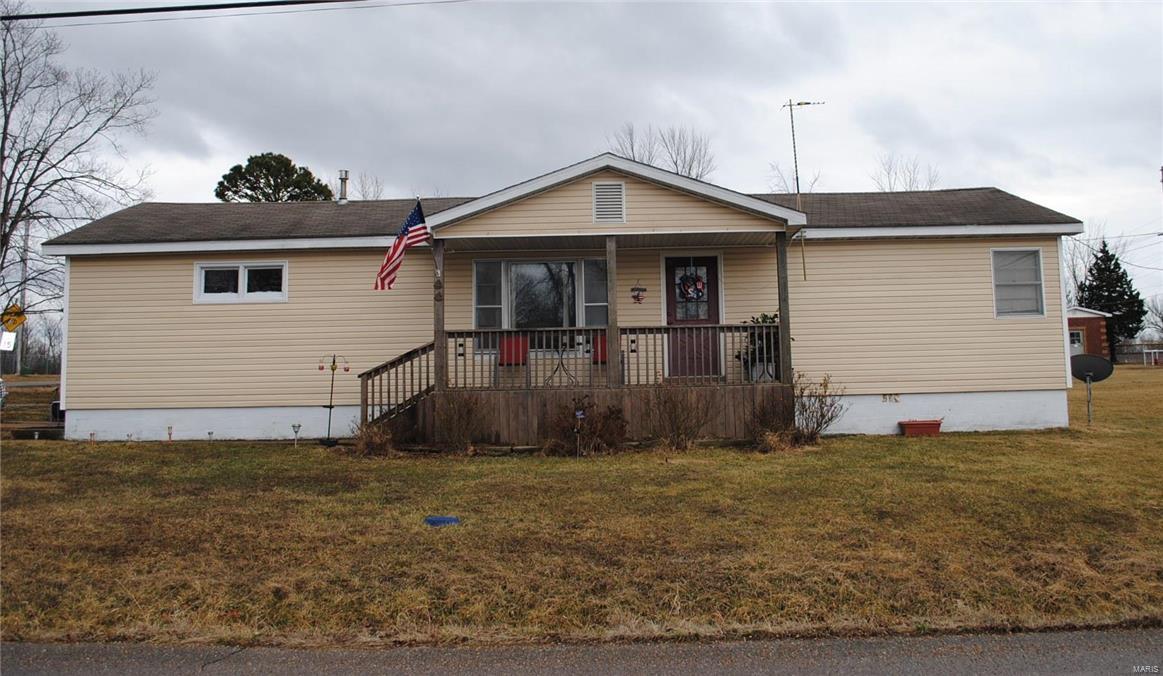 Looking for a 3 bedroom 1 bath home within walking distance from the heart of Richland? This home features spacious lot that borders the Richland City Park. Walk in to find kitchen, living, dining combo, and roomy bedrooms with original hardwood flooring.  Home also features split third bedroom, large utility room, and single car garage. Take a look at this home today!