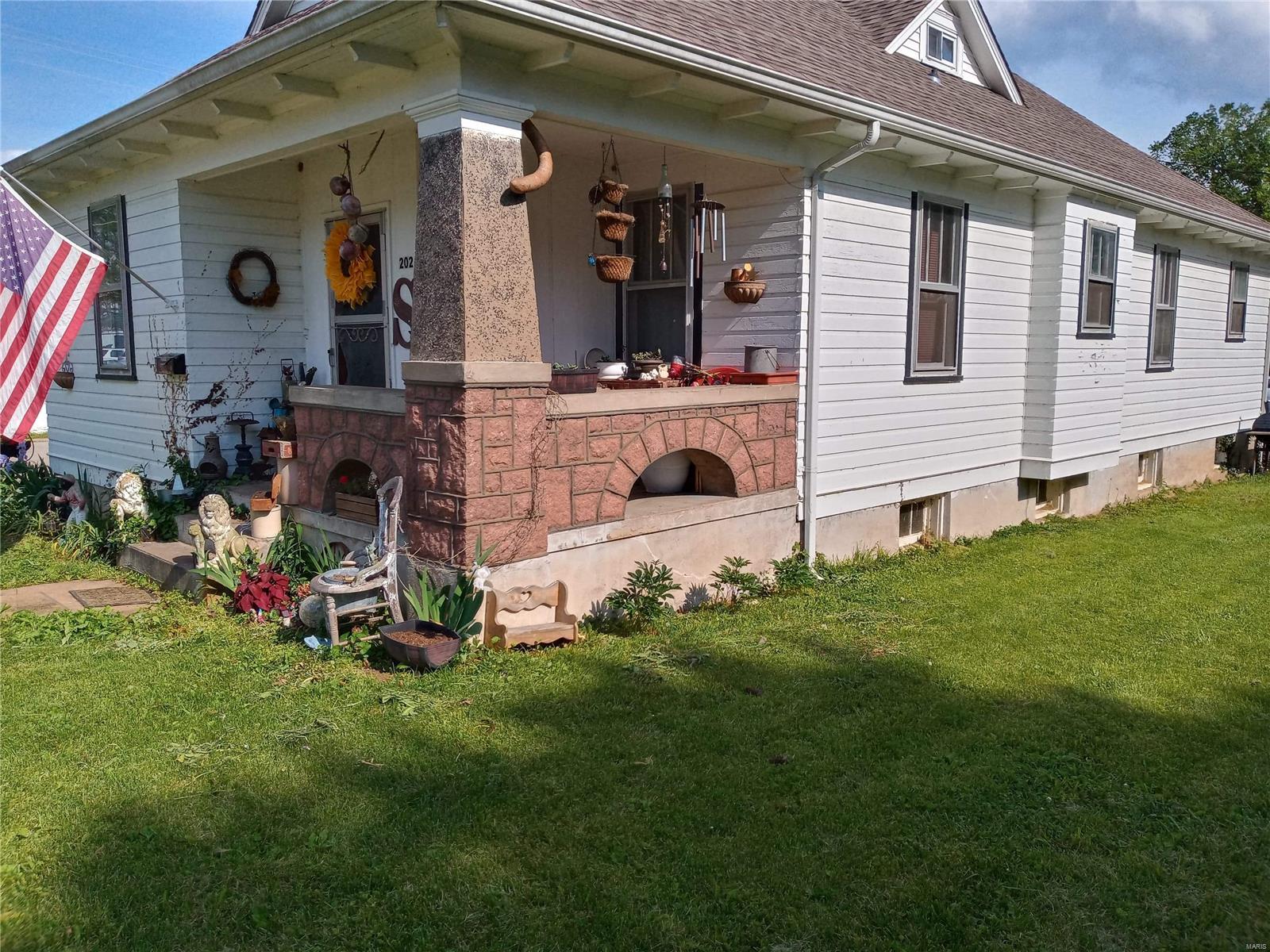 2-4 bedroom home. Zoned commercial or residential. At the court house square. unfinished basement. Tenants currently rent for $515 a month.