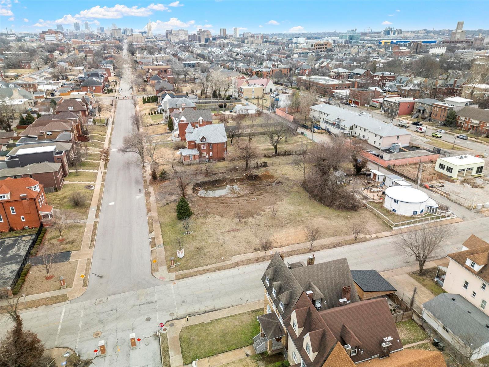 City/St Louis - Land