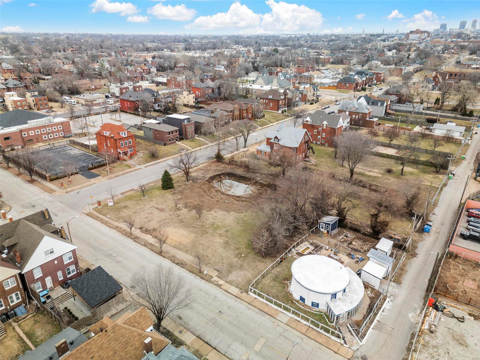City/St Louis - Land