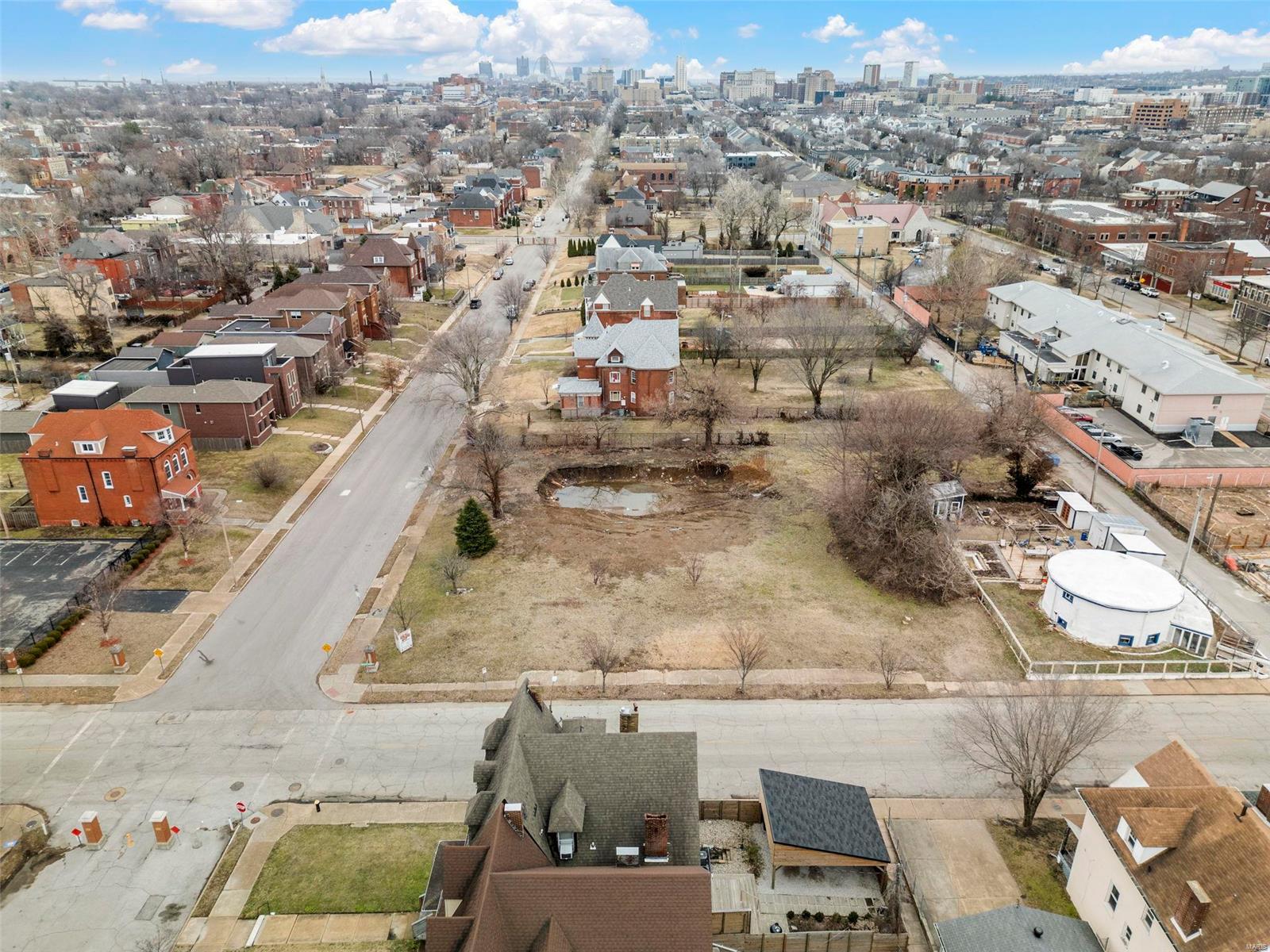 City/St Louis - Land
