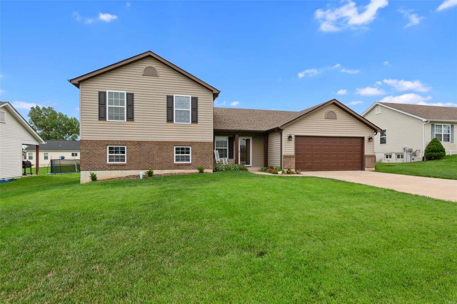 New listing with brand new carpet!! 3 bedroom, 2 bathroom home in Lincoln County school district in Meadowridge Estates. All appliances are staying with the home! Water softener system installed and stays too! The kitchen has a breakfast bar, pantry and a backsplash. 
Professional pictures are in the works! This home is very easy to show.