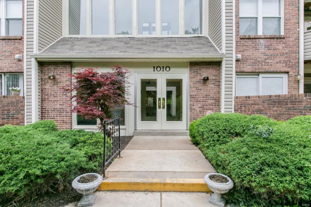 Seller to Pay $200 a Month for 1 Year Toward HOA Fees! Fabulous end unit condo in the heart of Creve Coeur! Open floorplan, 2Bds/2Bths & 1300+ sq ft. Bright & airy Living Rm w/newer carpeting & fireplace; Dining Rm w/newer light fixture & door to deck; updated Kitchen w/tons cabinet & countertop space, breakfast bar & pendant lights. Spacious Master Ste w/walk-in closets & full Bth w/newer vanity, soaking tub w/garden window & shower; Guest Suite w/full Bth & private Laundry Rm completes this fantastic condo. Highlights include: attached garage, additional off-street parking  available, newer carpet throughout, recessed lighting, updated bath fixtures & hardware, newer windows throughout & newer deck. Top rated Ladue Schools! Community features include: pool, workout room, meeting room & tennis courts. Relax outside on the newer deck & enjoy the park-like setting & views of the professionally landscaped common ground. Location could not be better ~ convenient to shops & restaurants. . Location: End Unit