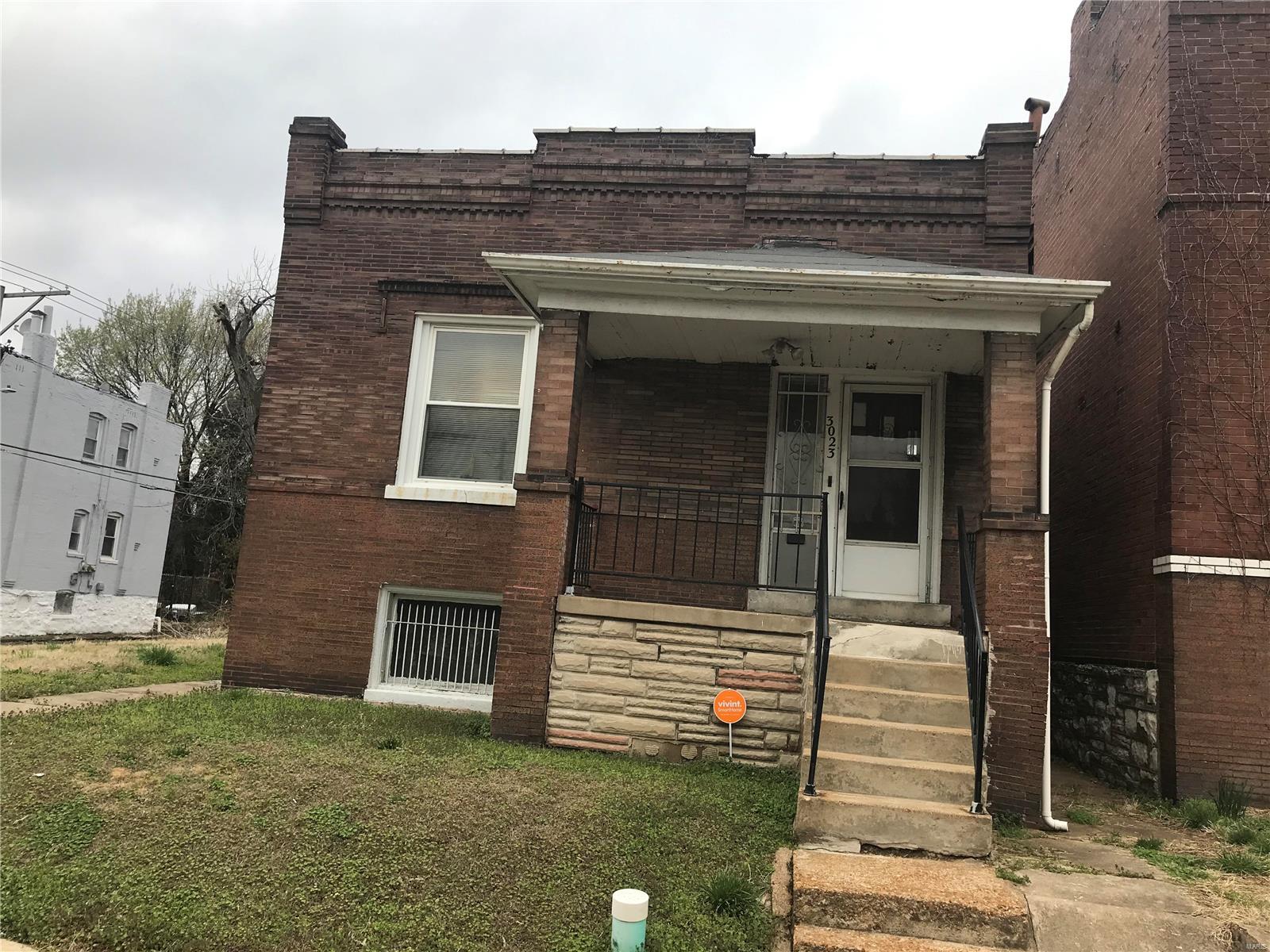 Great investment opportunity 30 year tenant. 2 bedroom 1 bath full basement all systems are functional, priced for quick sale. All 
brick. SpecialListingConditions: Probate