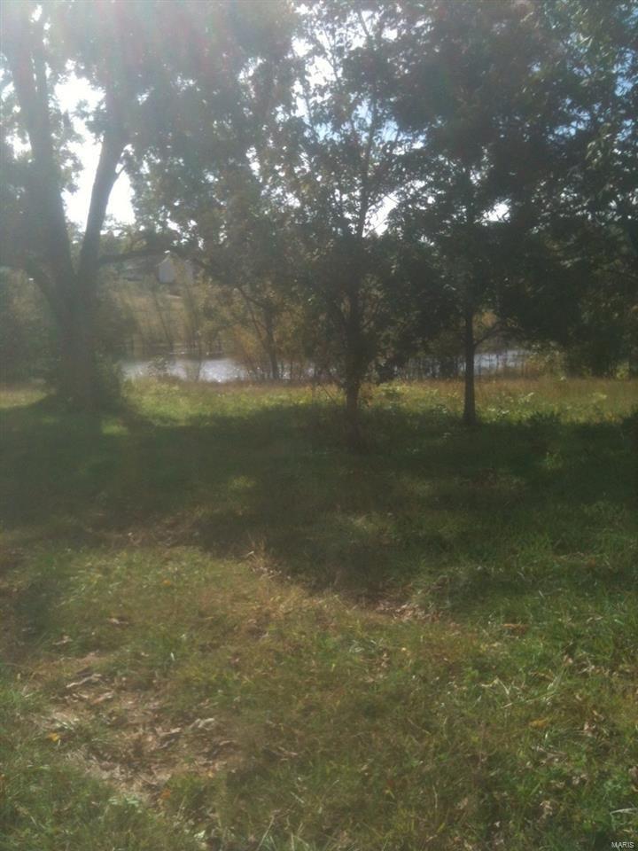 Large residential lots for sale with lake in the middle. Location is 5 minutes north of Cape Girardeau, 1 mile north of Nell Holcomb Elementary School.  Priced $1000.00 under recent appraisal.