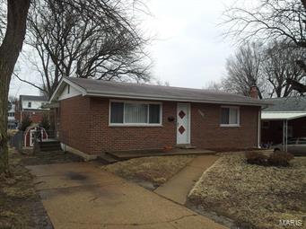 House for rent!Hardwood floor throut out, 2 bedrooms, finished walk out basement ,bonus room in the low level. hardwood floor and large fenced yard.