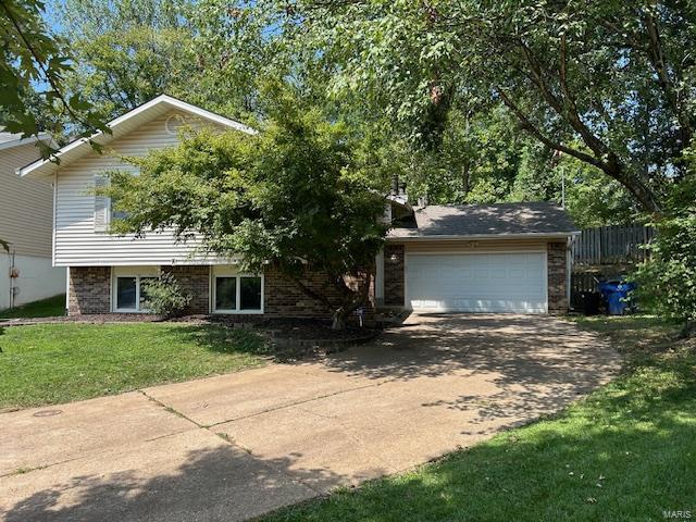 Spectacular 5 Bedroom, 3 full bath home in Parkway School District! Cul-de-sac lot! Spacious open floor plan with two wood burning fireplaces!  Updated kitchen with 42 inch custom cabinetry, corian countertops and wood laminate floor! Lots of natural light!  Great deck overlooking private backyard!  Must see! A pleasure to show!