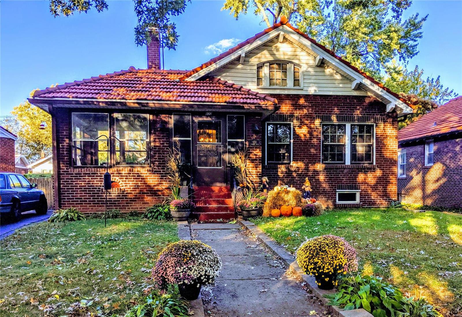 Beautiful 3 BR home in desirable tree-lined Pasadena Park close to major streets & highways offers some nice updates including a Tuscan inspired kitchen with backsplash, granite counters, SS appliances, 5 burner GAS stove, wood floors, pantry and lots of cabinets.  There is a gas log fireplace in the living room featuring  built-in shelves s on either side of the FP. The Living Room to Dining Room access features an arched doorway and both rooms feature crown molding The Dining Room has box window (as opposed to a bay window). The bathroom has been updated with newer plumbing and a bath-fitter tub. The water heater was installed approximately 2017 and the furnace in 2013. 

The slate tiled roof features beautiful barrel tile.