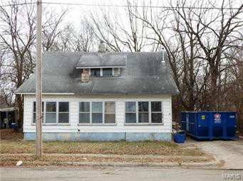 INVESTMENT PROPERTY. NEEDS ALOT OF WORK. COULD BE A GREAT 3 BED 1.5 BATH HOME FOR FLIPPER OR RENTAL.  BUYER DO DUE DILIGENCE. SELLER HAS NO DISCLOSURE.