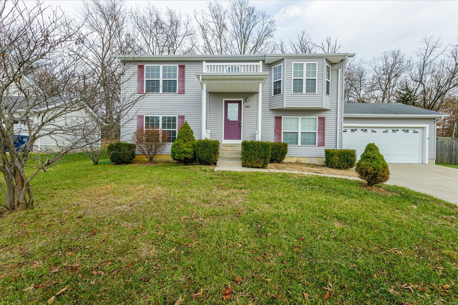 Three bedroom two bath split level home with two car garage.  The split level floor plan offers the living room, kitchen, breakfast room, and master bedroom on the upper level.  The master bedroom is large and has ample storage space in the walk in closet.  The master bath has a separate tub and shower.  'those who like to cook will appreciate the corner sink and large amount of counter and cabinet space.  The lower level has the second and third bedrooms, family room, and entrance to the garage.  There is approximately 1900 square feet of living space in the house.  Each level has a full bath.  Home is conveniently located close to Interstate 70, various schools, the library, and the new aquatic center.