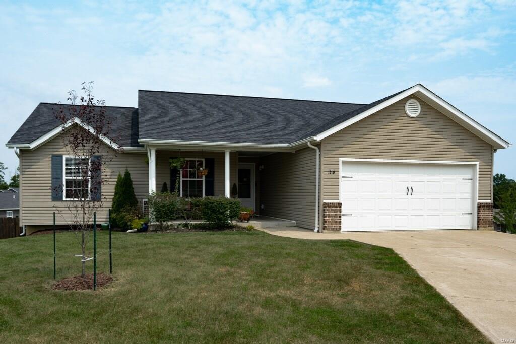 Stunning 4 bedroom, 3 bathroom home in a quiet cul-de-sac of a beautiful subdivision within walking distance to Warrenton High School and Warrior Ridge Elementary! Eat-in kitchen with sophisticated backsplash, main floor laundry, vaulted ceiling, and master bedroom suite with eye-catching shiplap. Finished walkout basement hosts a finished bedroom, full bathroom, and large recreation room downstairs. Plenty of storage space downstairs, large fenced-in backyard, and fantastic covered deck to enjoy the rest of your summer! Homes in this neighborhood don't last on the market long!

*Sellers are still completing bathroom in basement - to be finished before closing.