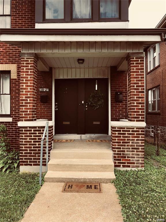 Lovely 2nd floor unit in Southwest Garden area!! This beautiful home has 2 bedrooms that fit a queen or a king size bed, 1 full bathroom, large dining room, updated kitchen, and cozy living room large enough to have a work space as well. The kitchen has all stainless steel appliances and an eat-in bar / island. Living room has beautiful stain glass windows and built in book shelves. Out back you will find a completely fenced in yard with a small covered deck. Adorable and cozy - amazing character and beautiful hardwood flooring and close to all St. Louis has to offer! Forest Park, Barnes and Children’s Hospitals, Tower Grove, Dogtown. Close to Hwy 40,44, 55....Downtown St. Louis is less than 15 minutes from the house. Tenant pays electric, gas, and cable/internet. Application required 600+ credit score, income at 3x the rent, no history of evictions/ unpaid landlord disputes.