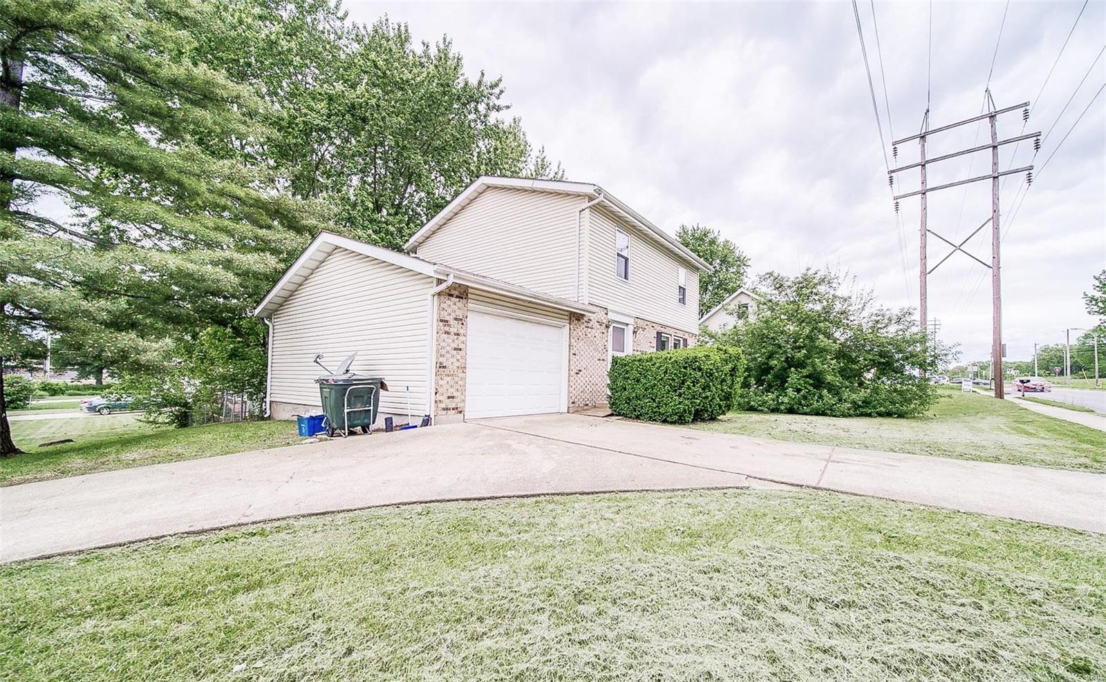 You'll be walking distance to SO many spots in Rolla that you might need! This 3 bedroom home has all it's bedrooms upstairs for privacy AND has an unfinished walkout basement for possible additional living space. New flooring in kitchen and dining room. Call for more info!