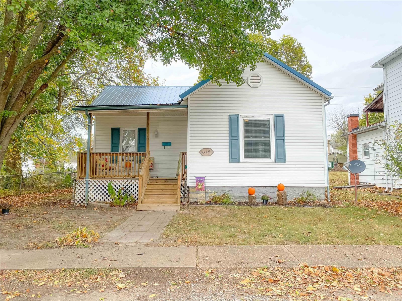 Back on market no fault of sellers. Delightful 2 bed 1.5  bath home in the middle of town. The main living area features 9 ft ceilings, built in bookshelves, window seating, and plenty of space for entertaining! Both bedrooms are generous in room size and closet space. Newer steel roof! New carpet to be installed in the master bedroom and the second bedroom carpets will be cleaned prior to closing. Seller is not leaving the wood stove or the shed, unless buyer wants to purchase separately.