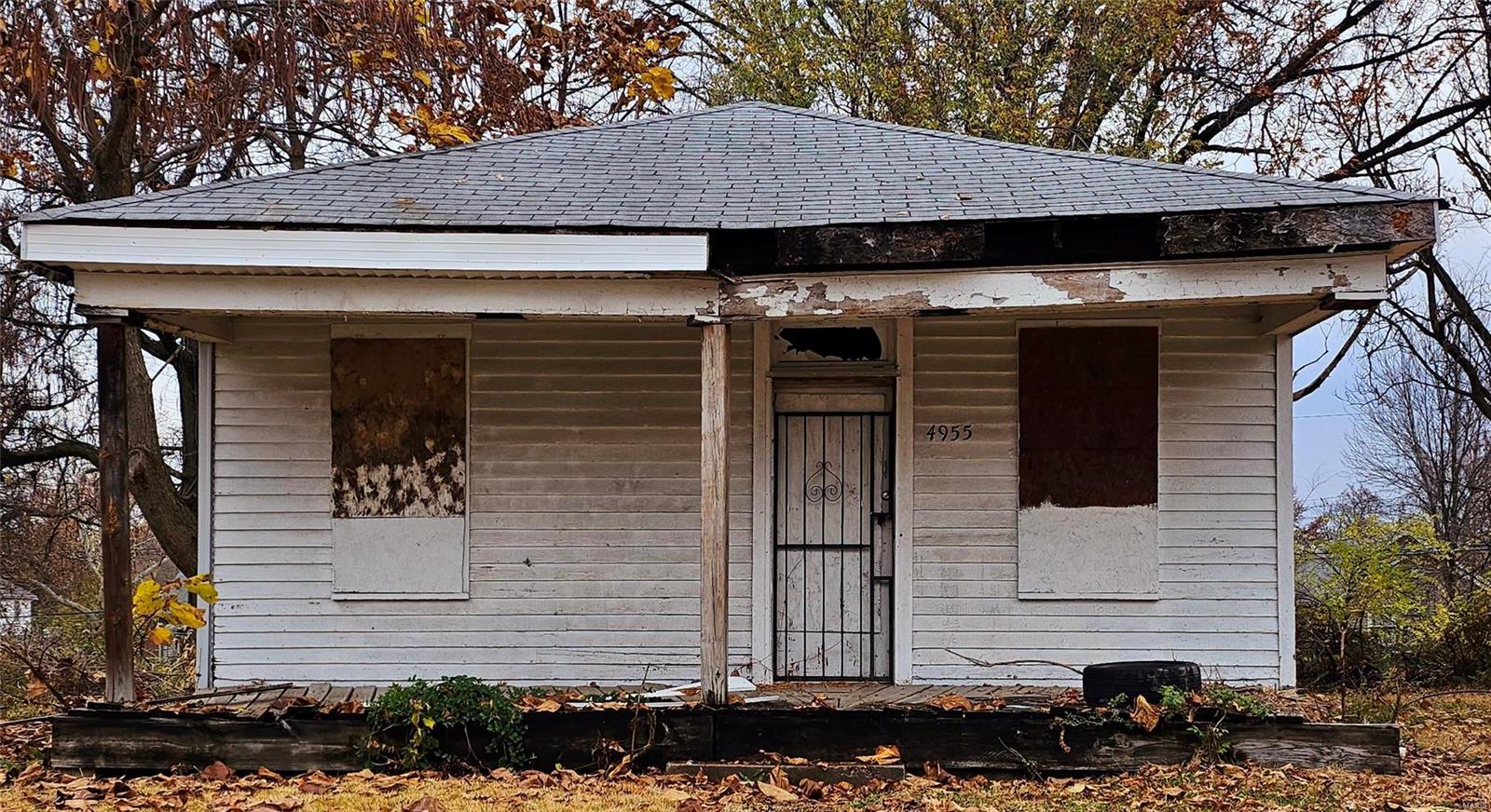 Attention Investors!!! 2 bed 1 bath Investment Property - Full Rehab - Sold AS IS