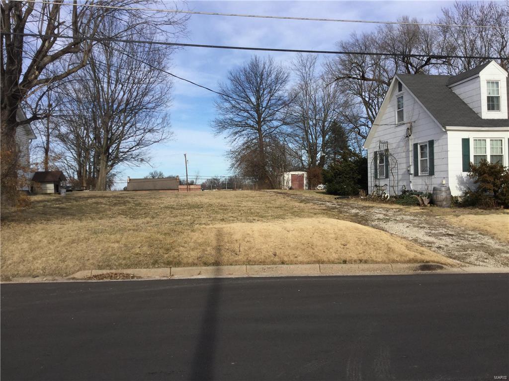 Nice building lot in an older stablished neighborhood. Lot 50 X 132 gently slopes to 6th Street. Great place to build workforce housing.