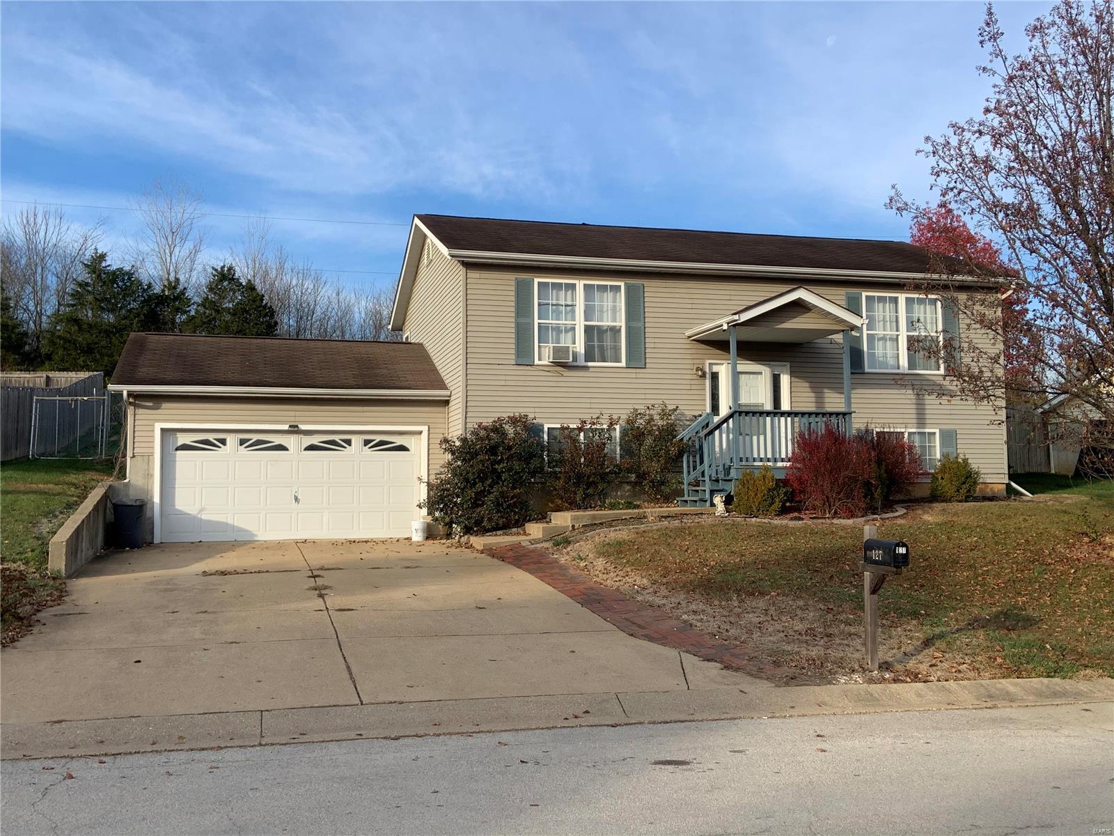 Lotta house for the money here!!  3 bedroom, 2 bath, and very spacious!!  Upper level has nice kitchen, dining, living room and huge master suite!!  Lower level has family room, full bathroom and 2 additional bedrooms.  Perfect for a growing family!!  2 car attached garage. Additional Rooms: Mud Room