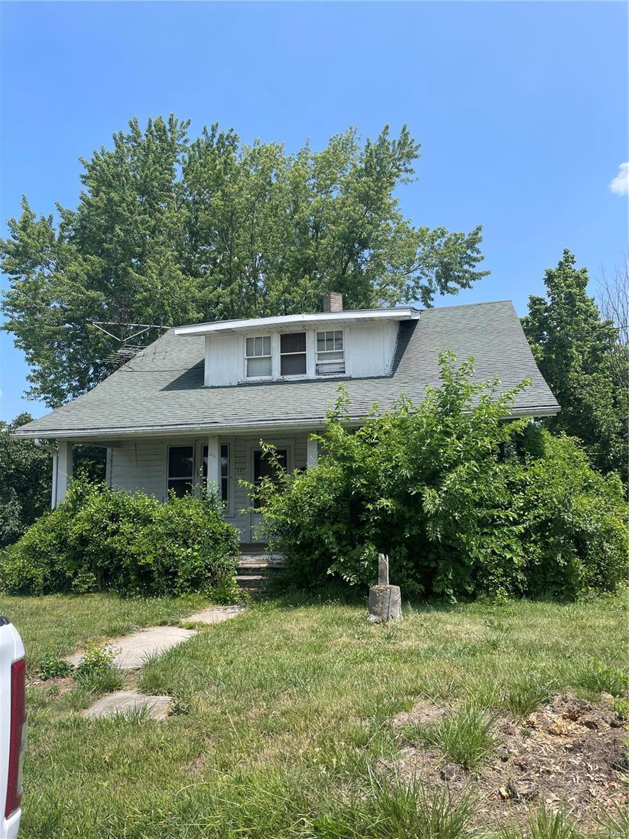 4 BR/ 1 BA, unfinished basement,  hardwood floors, separate dining room, period millwork,  covered front porch, large level lot.  Seller is selling in "AS IS"  condition.