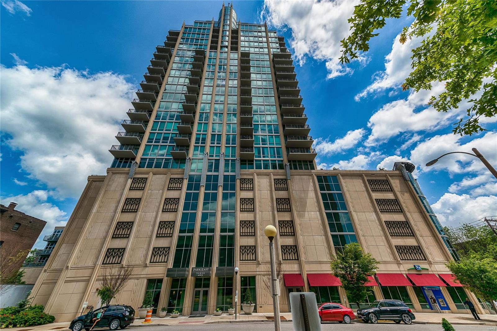Stylish CWE condo in popular Park East Tower - luxury full service building located close to BJC/WU Medical Center, Cortex and all CWE has to offer. The unit boast of a wonderful open floor plan, outdoor balcony w/views of downtown, wood floors and in-unit washer/dryer. The large open kitchen has 42" cabinets, granite counters/backsplash, breakfast bar and stainless steel appliances. Open to the kitchen is the great room that offers amazing views from the floor to ceiling windows and great space for entertaining and everyday living. The spacious bedroom also has floor to ceiling windows and walk-in closet and the bathroom is large w/separate tub/shower. Recent updates include interior paint throughout; electronic shades and ceiling fan in great room; new carpet, electronic blackout shades, ceiling fan and STL Closet built-ins in closet in bedroom. Building offers 24/7 front desk attendant, rooftop pool, fitness center and community room. Welcome to the Park East Tower lifestyle! Location: City