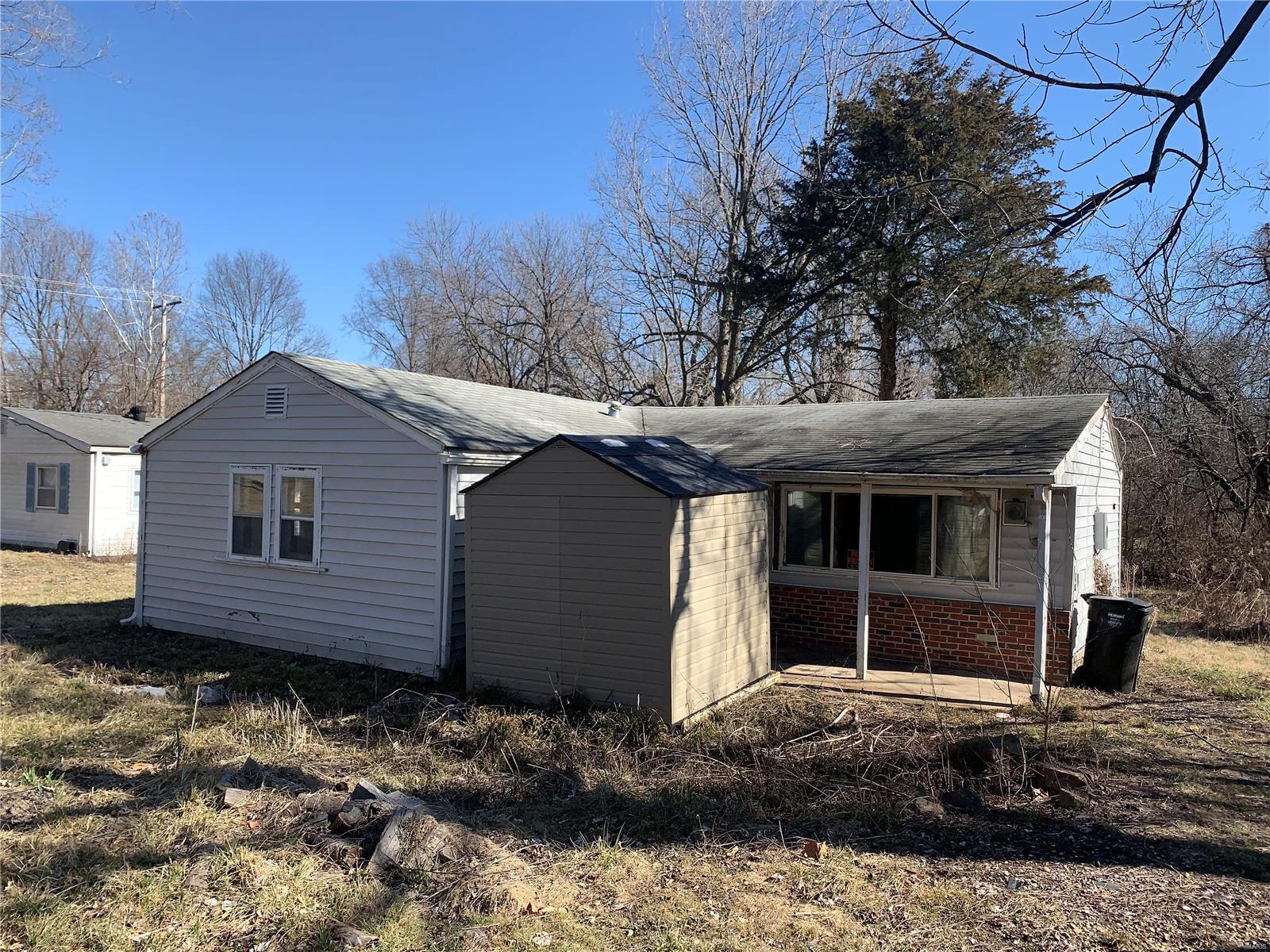 Great investment property, 1 bd 1bth. seller to do no repairs or inspections. SOLD AS IS.