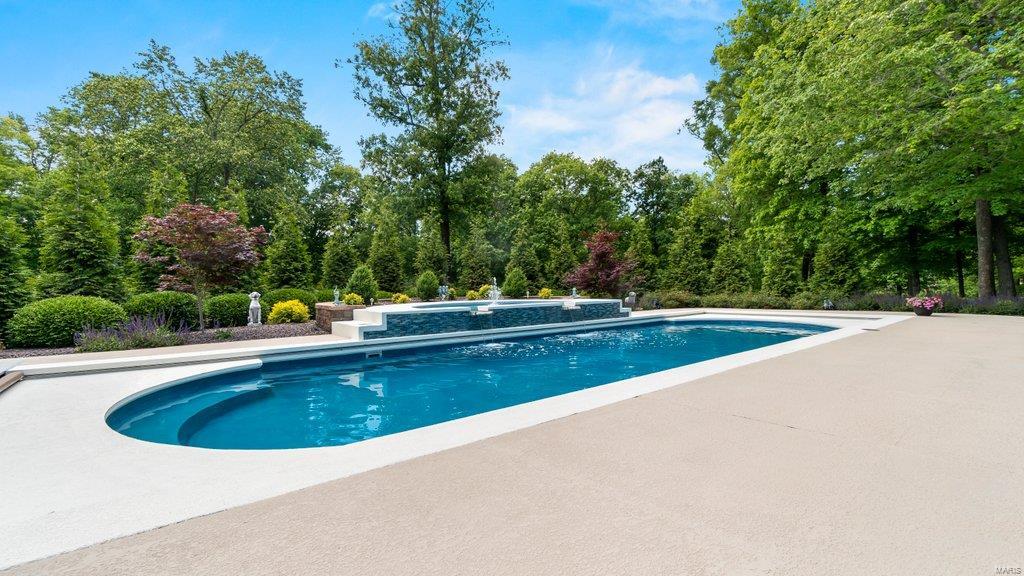 Windwood Lake Estate - Residential