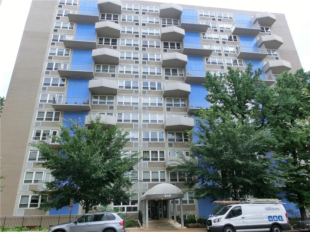Popular Sienna II floor plan with wood laminate flooring. Enjoy downtown easy living and a secured carport spot. The spectacular view from the private balcony overlooks Union Station and downtown skyline. Kitchen includes granite counter tops, 42" birch laminate cabinets, stainless steel appliances and ceramic tile flooring. Condo has a full size Asko washer, dryer. This home provides a generous amount of storage with ample closet space and additional storage closet. Enjoy your new life at Blu by taking advantage of on-site amenities: fitness center, wifi lounge, bike storage, dog walk area, doorman and covered parking. Hang with friends and family in the Club Room with pool table, ping pong table, TVs, catering kitchen and plenty of seating for lounging. There is also a patio area with gas grills and fire pit. Located near all the fun of Wash Ave. you are in the heart of everything: major sporting venues, Metrolink, clubs, boutiques, restaurants and more. Home Protection Plan included Location: City, Corner Location, Downtown, End Unit, Upper Level