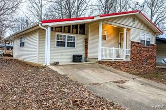 $109,900 2011 Woodland;  Very nice and well maintained 3BR 1BA home in north central Poplar Bluff!  This home has been recently updated and remodeled throughout, with new paint, metal roof, crown mold, real hardwood and kitchen remodel.  Extra family room is a nice feature of this comfortable and "ready to move in to and enjoy" home.  Great location close to shopping, hospitals and restaurants, yet tucked away in a quiet spot between Sylvan and Sunset.  Priced for quick sale!
