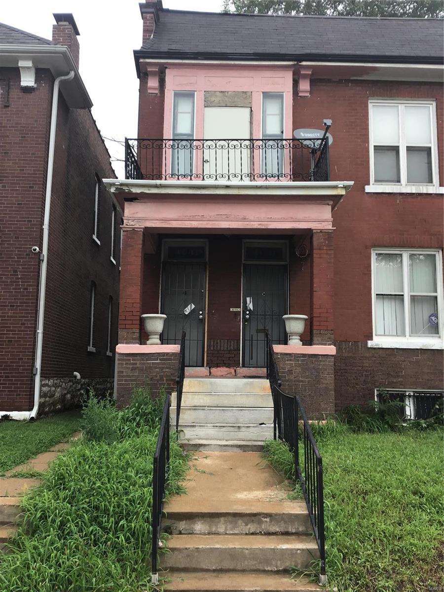 Duplex in the Greater Ville neighborhood of north St. Louis for sale. Great investment opportunity. With some work, this property can be a money maker.