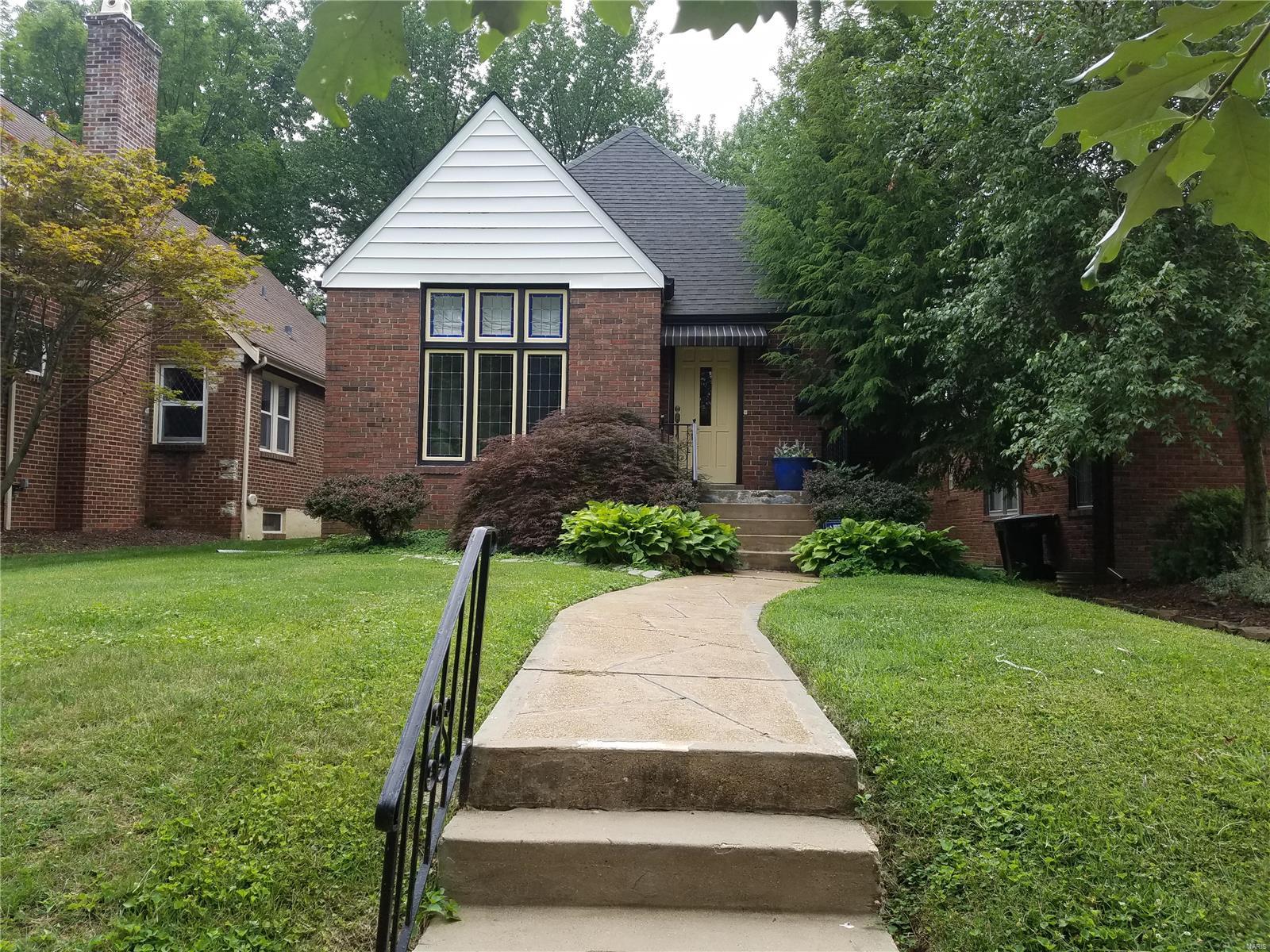 Location, location, location! This property is in the heat of U. City, and within walking distance to shops, restaurants, and nightlight.  Both the Delmar Loop and Clayton are just blocks away!  This cute 2-bed/1-bath home has been tastefully updated! Wood floors, cathedral ceilings, new kitchen, and a fantastic wood deck.  

Furnished option available. Available 8/10