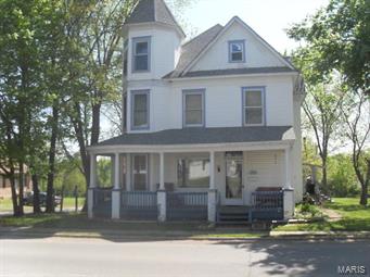 4-BR, 2-BA VICTORIAN: This spacious Victorian home has plenty of room for your family to grow.  It has a lot of charm and has been updated with 2 central heat units and a/c.  It has a large back yard area and is near the town park and pool.  Best of all, it has a price you can afford!