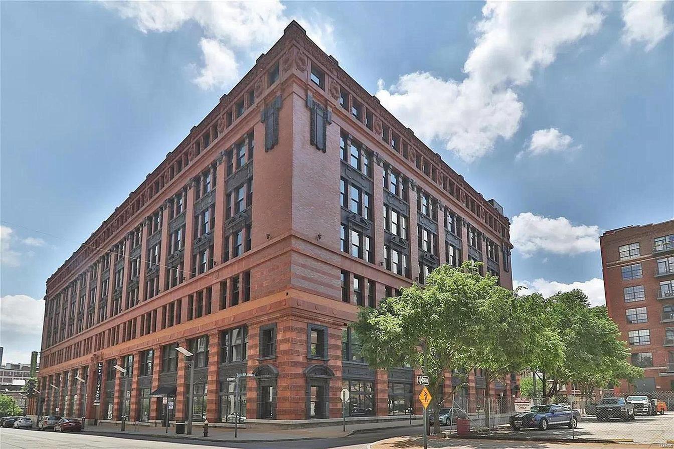 Loft Unit in the Ely Walker Building downtown! This is a 1 bedroom, 1 full bathroom loft with high ceilings, exposed
brick and hardwood floors. This all electric loft has an updated kitchen with granite counters, a stainless steel
appliance package that even includes a wine refrigerator! Living room and dining area, plus an extra room that can
be used as a small office. The bedroom has a walk-in closet and a washer and dryer are included in the unit. Private
balcony for premium downtown living! 1 garage parking space is included. Wonderful amenities in this building
Ã?Â¢?? fitness room, community club house, roof top deck with grills, and amazing views of the city. Walk to unique
shops, restaurants & bars for city living at its best! Across the street from Windows on Washington. Longer leases
are welcome! Location: Downtown