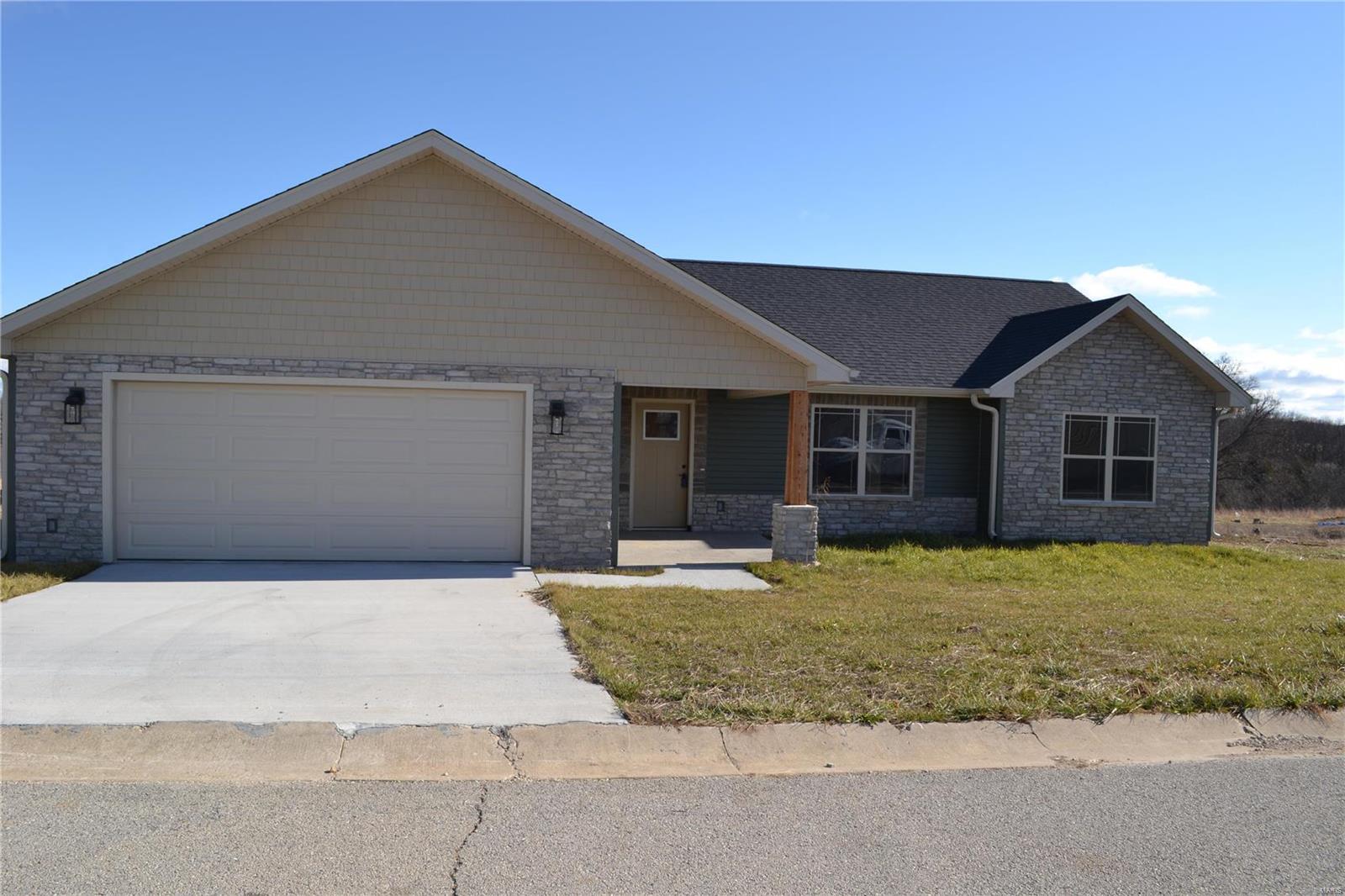 Newly Construction. Move in ready. Open floor plan with kitchen island. Split bedroom floor plan. 
Within minutes to city limits. A must see!!