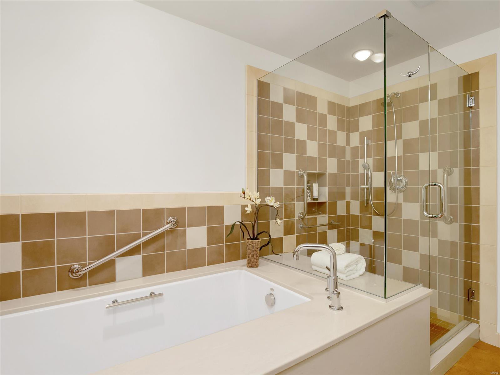 Claytonian A Condo Amd - Residential