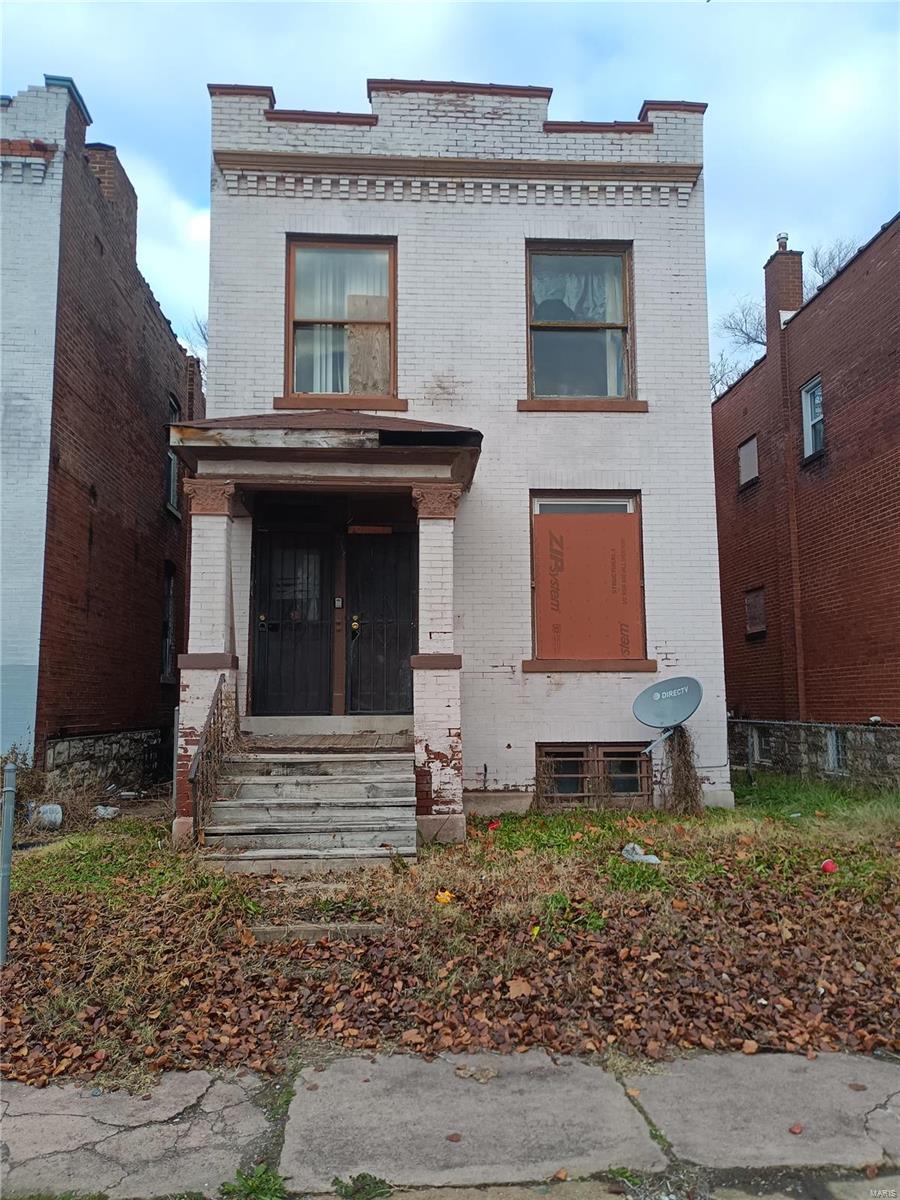 PRICED TO SELL*DISTRESSED O'FALLON DUPLEX*4BED-2BATH*FULL REHAB NEEDED*NO INSPECTIONS OR CONTINGENCIES*CLEAN TITLE*AGENT-OWNED