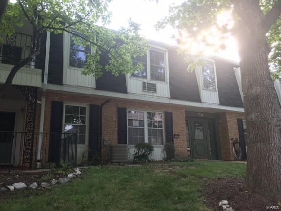 Great opportunity for a one bedroom first floor unit. This condo features a kitchen, dining room, family room and bedroom.  Private covered patio, washer and dryer hook up in unit.  The complex offers a pool and club house.  Great location with easy access to interstate 55 and downtown.  Make your appointment today. SpecialListingConditions: Foreclosure Location: Ground Level