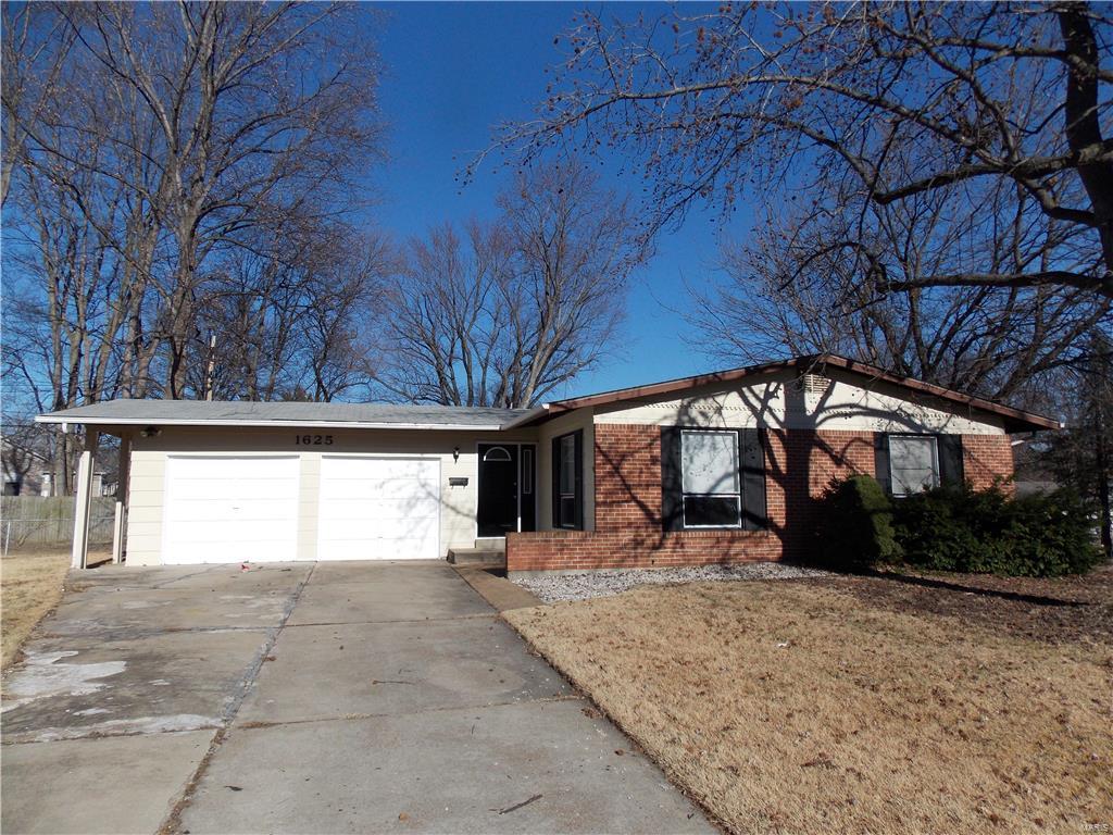 Check out the square footage this home has to offer for this price!  The home has a huge addition that includes the breakfast room and large family room with stone fireplace.  The home offers hardwood flooring and ceramic flooring thruout.   The kitchen has been remodeled with 42" cabinets, granite counter tops and all appliances (stainless steel) are in place.  There is a breakfast bar and plenty of storage and counter space besides a pantry.  Six panel doors thruout and two baths have been remodeled.  The home has a dining room as well as a large living room. Ceiling fans throut this open floor plan.  The electric panel has been updated as well as the furnace and water heater.  The house sits on the cul-de-sac portion of Jackson so it is very private.  This is a lot of home for the money - come see for yourself!