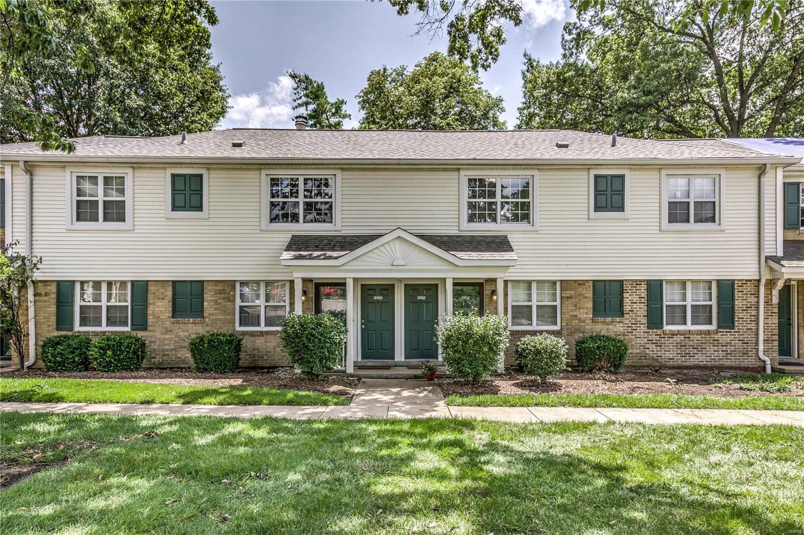 LOCATION! LOCATION! LOCATION! Brentwood Forest offers 110 acres of landscaped grounds with 2 pools, tennis courts, Lake Jefferson, walking trails and a beautiful clubhouse. 9154 Eager is a main floor unit with all new laminate wood flooring and fresh paint, updated kitchen with new appliances and cabinetry, in-unit laundry (brand new washer and dryer to stay) and updated bathroom with new fixtures and tile. Park-like view from the covered deck. Convenient to highways and Metrolink. Walking distance to shopping, dining and nightlife. Visit brentwoodforestcondo.net for bylaws, rules and regulations. Location: Ground Level, Interior Unit