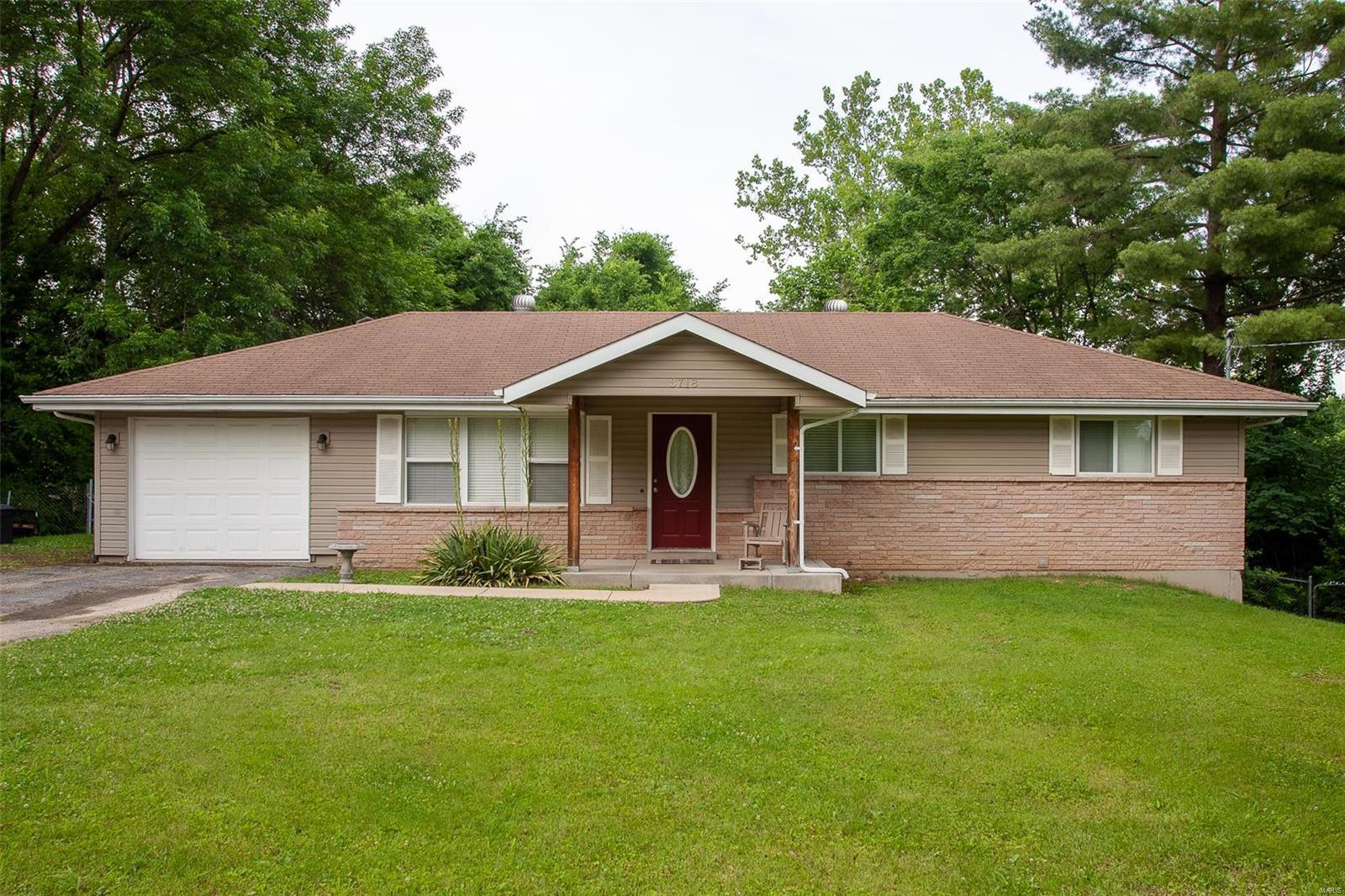 **** BACK ON THE MARKET***NO FAULT OF SELLER ****Move-in ready just needs some updates and TLC.  Dining-room has beautiful beams across the ceiling with recessed lighting. 
This 3 bedroom 1 bath ranch has hardwood throughout main living area.  Fully fenced in back yard includes a shed with coach lights. Extended concrete pad from walkout basement along the back of house. 6 Panel doors. Vinyl windows. Newer Pella Sliding Glass doors in lower level walkout. Newer poured concrete porch for enjoying the cool summer days and nights. Newer concrete walkway. Subdivision has nice fishing lake that homeowners can use. Roads are to be repaired when sewer company is done connecting homes to new sewer line.  This home has already been connected.