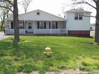 LOCATION-LOCATION--  BRAND NEW ROOF IN 2/2016-- LOTS OF UPDATES IN THIS CHARMING TRI LEVEL ON A LARGE CORNER LOT SO CONVENIENT TO EVERYTHING!!!!  GRADE SCHOOL, SHOPPING, LIONS CLUB PARK AND EASY ACCESS TO HWY 63S.   HOME HAS LARGE LIVING AREA ON MAIN FLOOR AND HUGE MASTER BEDROOM 30 X 15 ON UPPER LEVEL.  LARGE WALK IN MASTER CLOSET AND BATH.  2 ADDITIONAL BEDROOMS AND SMALL OFFICE/BONUS ROOM WITH CLOSET ON MAIN LEVEL.  LOWER LEVEL HAS AN OVER SIZED FAMILY ROOM WITH  RECENTLY UPDATED HEATING AND GAS LOG IN FIREPLACE.  ALL NEW CARPET AND PAINT IN APRIL 2014. LARGE LOT.
