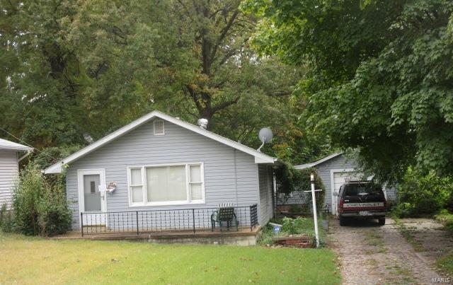 Take a look at this cozy ranch style home with nice yard and detached garage. Located close to schools, shopping and major thoroughfares. Awesome property!
