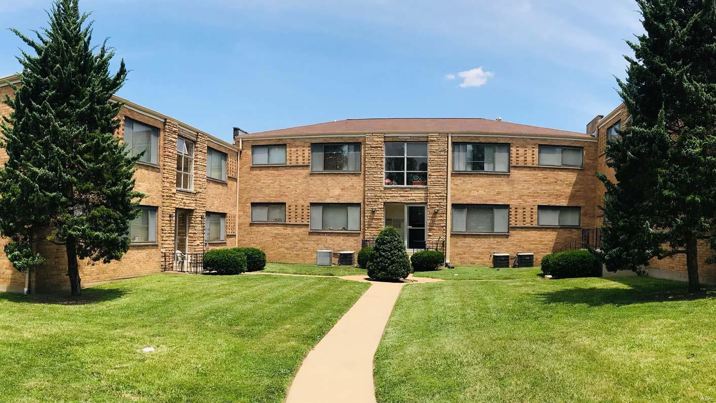 One month free on a 13-month lease.  Two Bedroom / one bath Affton apartment.  Ground floor unit with kitchen, dining area, and living room.  Large newer windows allowing providing plenty of natuarl light iand great views of the courtyard.  Common basement with laundry hookups and storage locker.  Easy access to highway 44 and close proximity to Crestwood and Webster Groves.  10 minute drive to Clayton. Location: Lower Level, Suburban