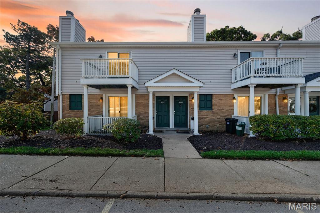 This updated condo features new appliances and a modern kitchen, plus a spacious living room with an open floor plan. Enjoy easy access to highways, shopping, restaurants, parks, and schools. The unit offers two generous bedrooms with walk-in closets and a private patio, one full bath, and convenient in-unit laundry.