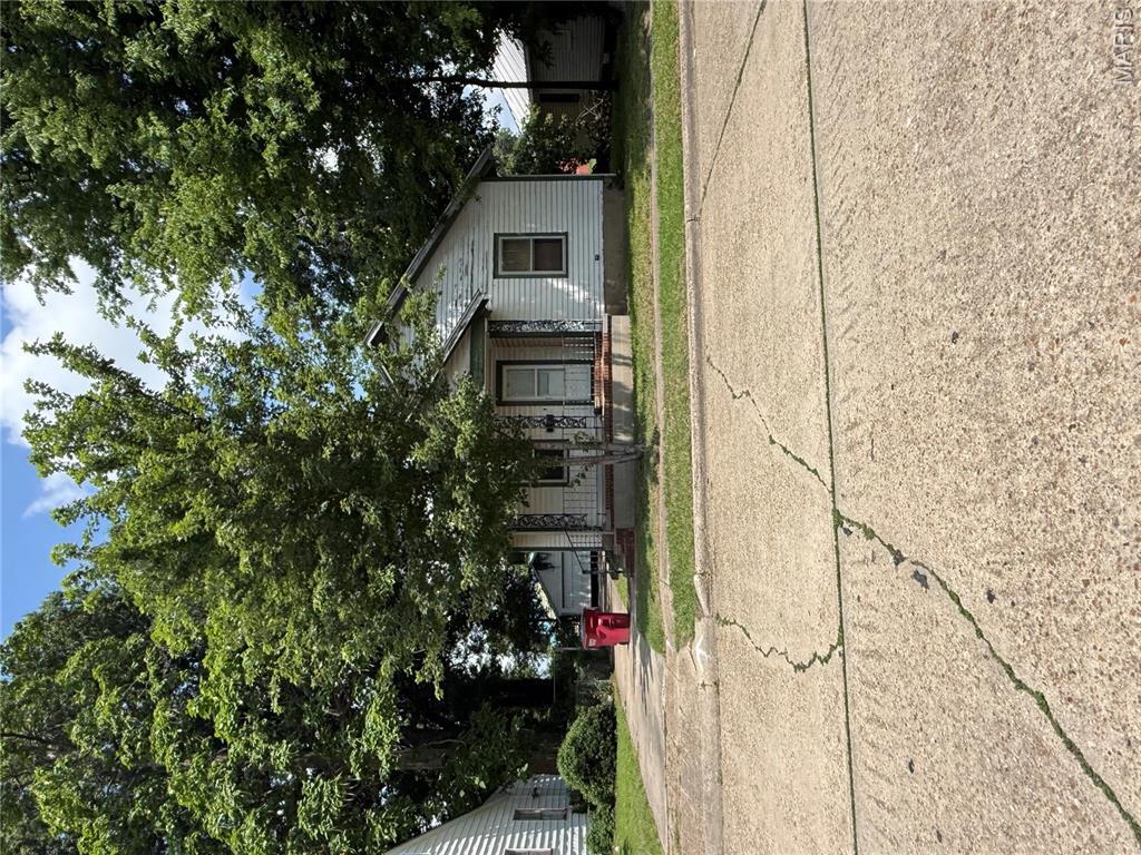 Don't miss this fantastic opportunity! This charming 3-bedroom, 2-bath home is full of character and potential. Featuring some original hardwood floors, a functional floor plan, and a detached garage, this property offers plenty of space for comfortable living. 
Whether you're a first time homebuyer searching for the perfect place to call home or an investor looking to add to your portfolio, this property is a great fit. Conveniently located near schools, shopping, and dining, you'll enjoy both comfort and convenience. 
Schedule your private showing today and see everything 220 N. Prairie has to offer!