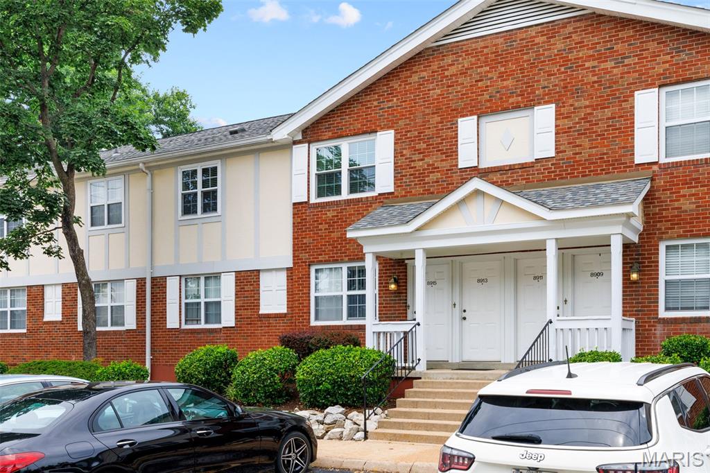 **WELCOME TO 8913 NORTH SWAN CIRCLE...THIS BEAUTIFUL CONDO HAS BEEN METICULOUSLY CARED FOR, AND IT SHOWS!!**SECOND FLOOR--VAULTED CEILINGS--UPDATED & SPOTLESS!!**UPDATES INCLUDE...NEWER ENGINEERED WOOD FLOORS THROUGHOUT W/4" BASEBOARDS, NEWER KITCHEN CABINETS (SOFT CLOSE), QUARTZ COUNTERTOPS, DEEP UNDERMOUNT LARGE SINK, TILE BACKSPLASH, UNDER-COUNTER LIGHTS, NEWER KITCHEN APPLIANCES (STOVE & DISHWASHER), UPDATED LIGHTING (POTTERY BARN & WEST ELM), CUSTOM BLINDS, NEWER HVAC (2020), NEWER CLOSET DOORS, NEWER DOOR HARDWARE, NEWER WINDOWS & SLIDING DOOR & MUCH MORE!!**POPCORN REMOVED FROM MOST CEILINGS**BEDROOM WALLS AND CEILINGS FRESHLY PAINTED**FULL SIZE STACKABLE WASHER & DRYER (INCLUDED) ARE LOCATED IN THE HALLWAY CLOSET**DECK OFF OF DINING ROOM LOOKS OUT TO PEACEFUL COMMON GROUND!!**EASY/AMPLE PARKING NEAR FRONT DOOR!!**ENJOY ALL THAT BRENTWOOD FOREST HAS TO OFFER...2 SWIMMING POOLS, TENNIS COURTS, LAKE JEFFERSON, WALKING TRAILS & CLUBHOUSE!!**BRENTWOOD FOREST IS CENTRALLY LOCATED AND CLOSE TO MAJOR HIGHWAYS, PUBLIC TRANSPORTATION, SHOPPING CENTERS, RESTAURANTS, AND MAJOR HOSPITALS!!